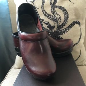 Dansko clog cordovan size 39
